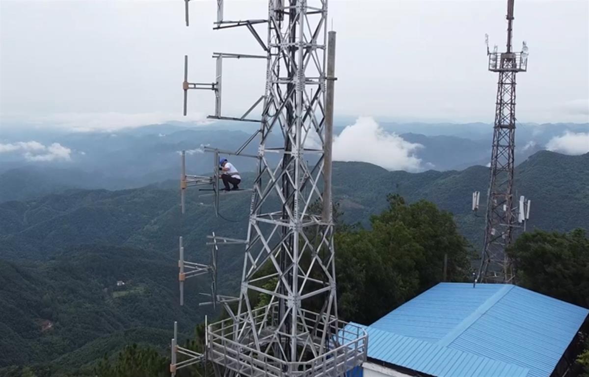 新春走基層|30個除夕，他爬479級臺階攀高山之巔，只為讓山區(qū)百姓看好“春晚”
